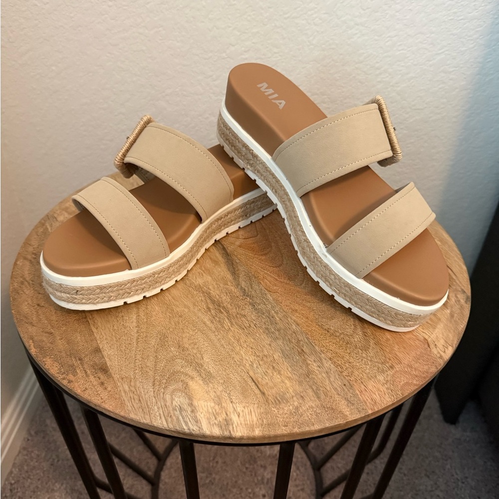 Versona Women's Beige Platform Sandals